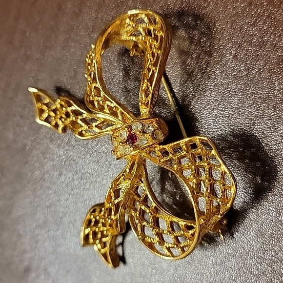 Cut Out Ribbon Bow Gold Tone Brooch Pin Christmas Holiday Clear Red Faux Stones - Picture 16 of 16
